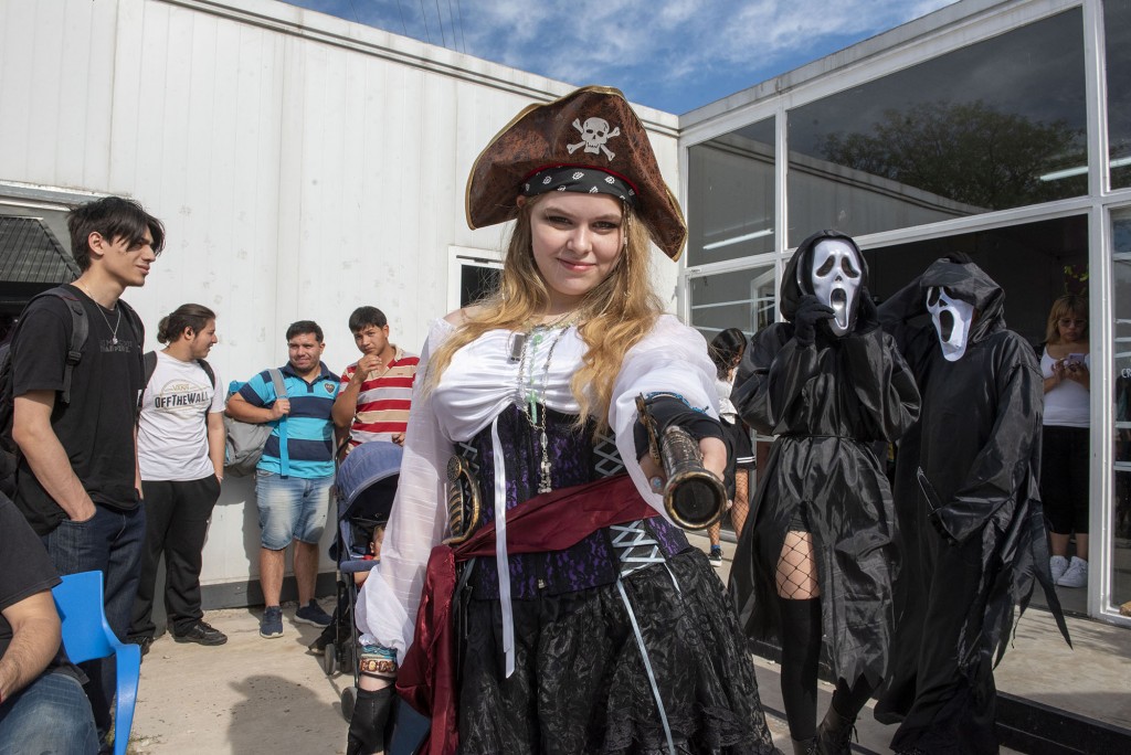 Campana: Vampiros, calaveras, brujas y otros personajes terroríficos coparon el Espacio para Joven por Halloween 