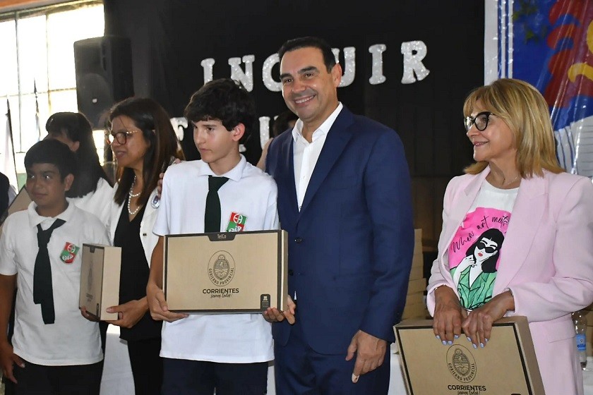 Corrientes: Valdés celebró que Mercedes es una de las primeras ciudades donde la totalidad de los estudiantes cuentan con una notebook