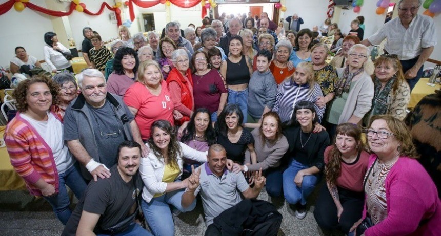 Quilmes: Mendoza compartió un desayuno con más de 100 personas mayores del distrito 