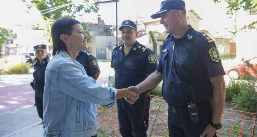 Quilmes: Mendoza recorrió la nueva posta de seguridad de la plaza “Campito Carlos Maier” 