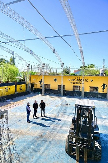 E. Echeverría: Gray recorrió el avance de la obra del techo parabólico del club 19 de Agosto 