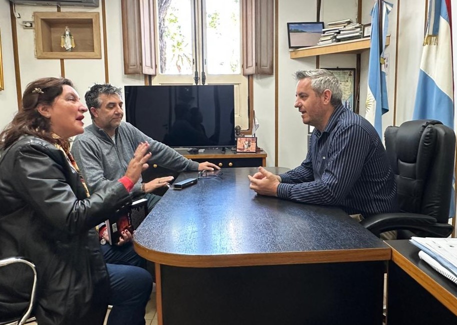 Colón (ER): José Luis Walser recibió a escritores colonenses que representarán a la Argentina en Chile