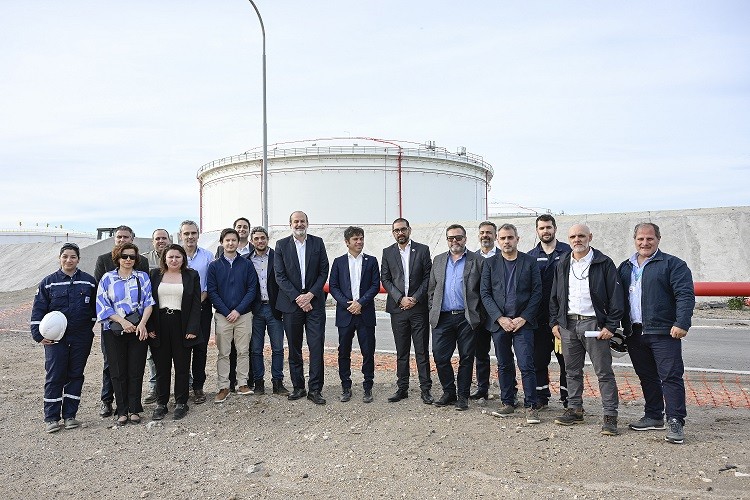Kicillof recorrió los avances de las obras de expansión del Puerto de Coronel Rosales