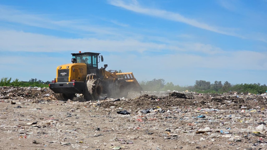 Colón (ER): La nueva topadora de la Municipalidad trabaja a su máxima capacidad en el volcadero controlado