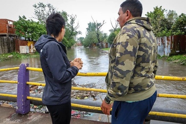 Quilmes: Mendoza coordinó con diferentes áreas comunales y superviso tareas en zonas afectadas por el temporal 