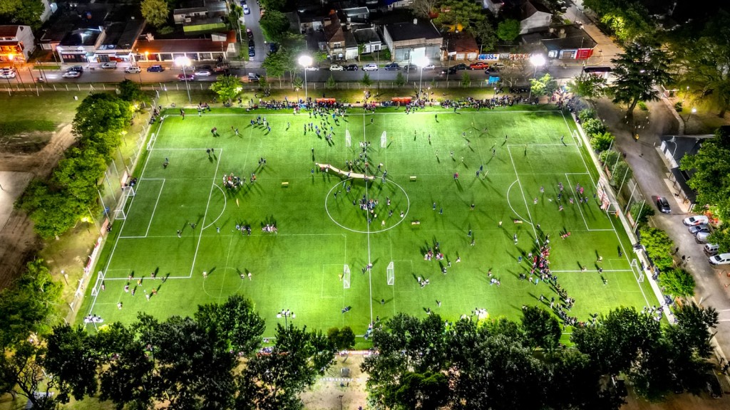 Berazategui: Mussi inauguró tres nuevas canchas de césped sintético en el Club Municipal Maltería