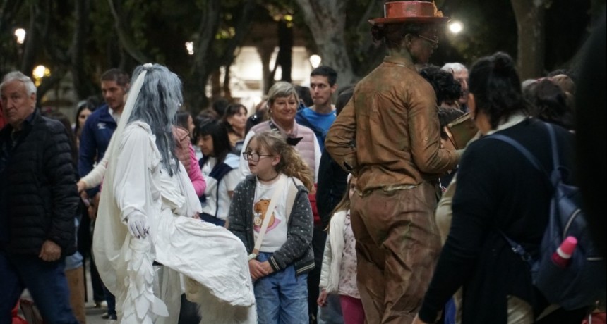 Colón (ER): El Municipio vivió una nueva edición de “Estatuas en Movimiento”