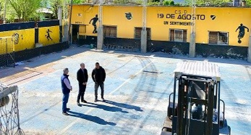 E. Echeverría: Gray recorrió el avance de la obra del techo parabólico del club 19 de Agosto