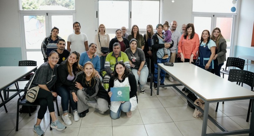 Avellaneda: Magdalena Sierra entregó subsidios en instituciones educativas del partido