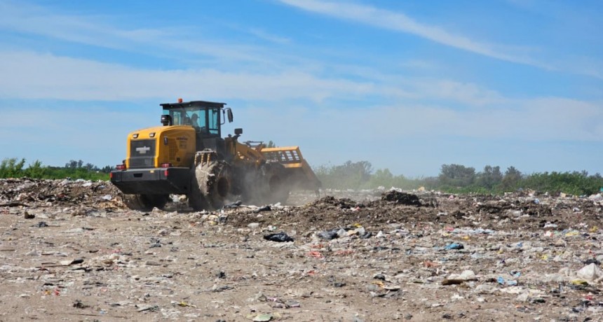 Colón (ER): La nueva topadora de la Municipalidad trabaja a su máxima capacidad en el volcadero controlado