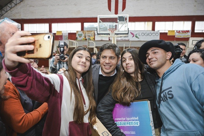 Kicillof entreg&oacute; escrituras gratuitas a familias de 9 de Julio