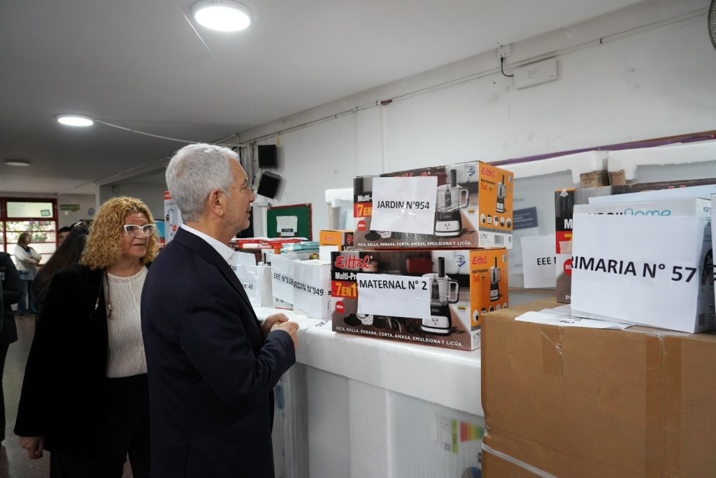 La Plata: Alak entreg&oacute; insumos y equipamiento de cocina a 32 instituciones escolares que brindan el SAE