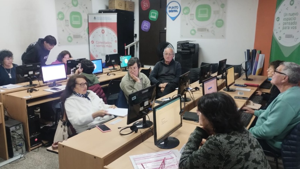 Azul: Comenz&oacute; el curso de alfabetizaci&oacute;n digital para adultos mayores