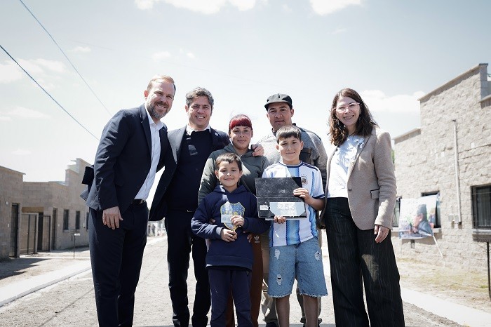 Kicillof entreg&oacute; viviendas a familias de Trist&aacute;n Su&aacute;rez