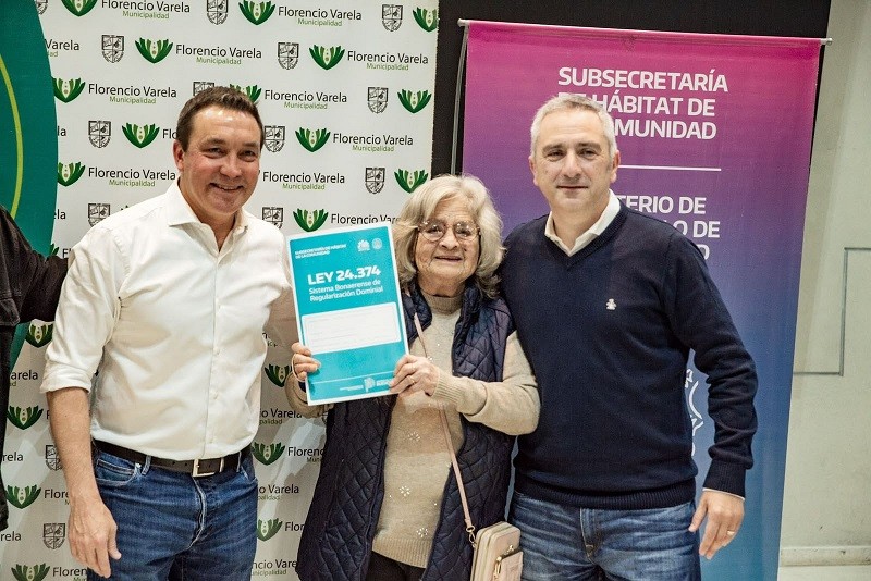 Fcio. Varela: Larroque y Watson entregaron m&aacute;s de 400 escrituras a familias del distrito