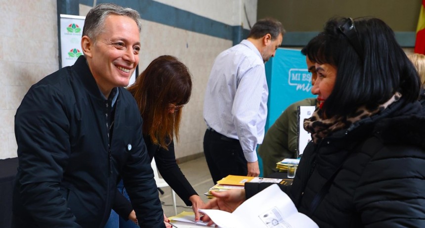 E. Echeverr&iacute;a: Gray encabez&oacute; la toma de firmas de 293 escrituras para familias del distrito
