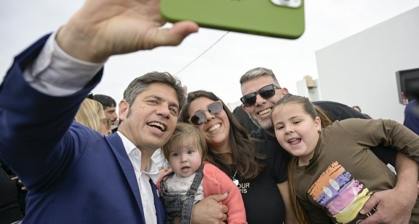 Kicillof entreg&oacute; 64 viviendas a familias de San Vicente
