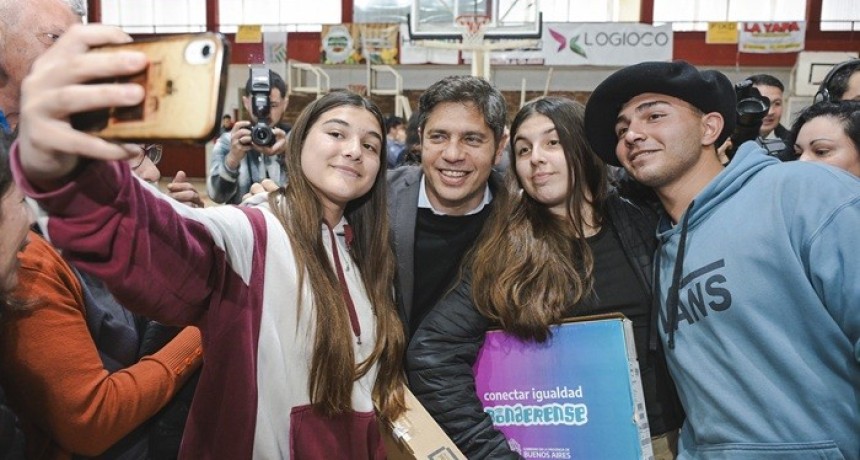 Kicillof entreg&oacute; escrituras gratuitas a familias de 9 de Julio