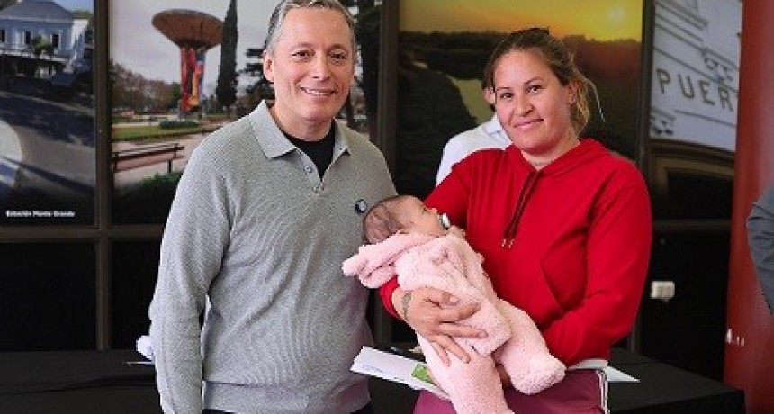 E. Echeverr&iacute;a: Gray entreg&oacute; tarjetas del plan M&aacute;s Vida a familias del distrito