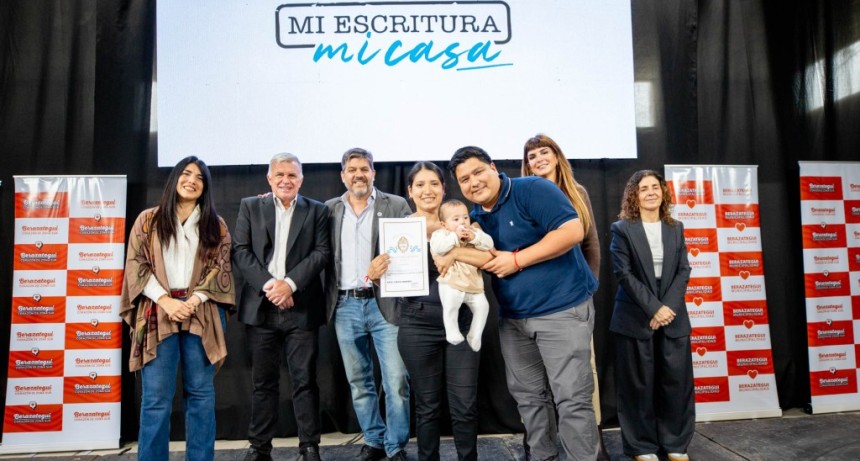 Berazategui: Carlos Balor y el ministro Bianco entregaron m&aacute;s de 540 tr&aacute;mites de propiedad