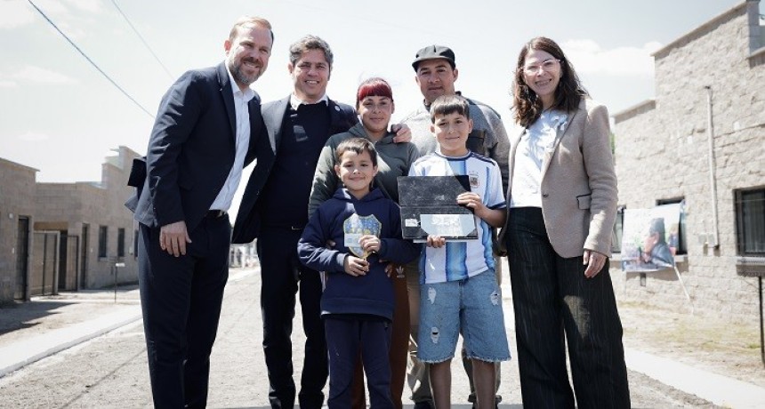 Kicillof entreg&oacute; viviendas a familias de Trist&aacute;n Su&aacute;rez