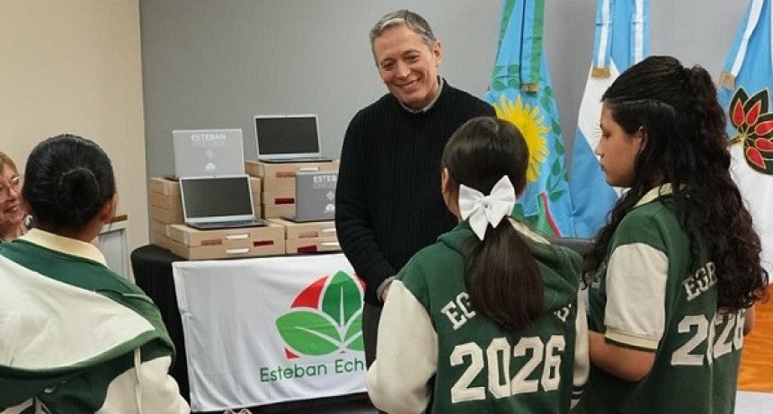 E. Echeverr&iacute;a: Gray entreg&oacute; notebooks a estudiantes para un proyecto tecnol&oacute;gicos 