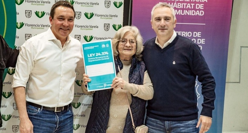 Fcio. Varela: Larroque y Watson entregaron m&aacute;s de 400 escrituras a familias del distrito