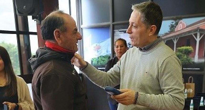 E. Echeverr&iacute;a: Gray entreg&oacute; 81 pares de lentes del programa oftalmol&oacute;gico social 
