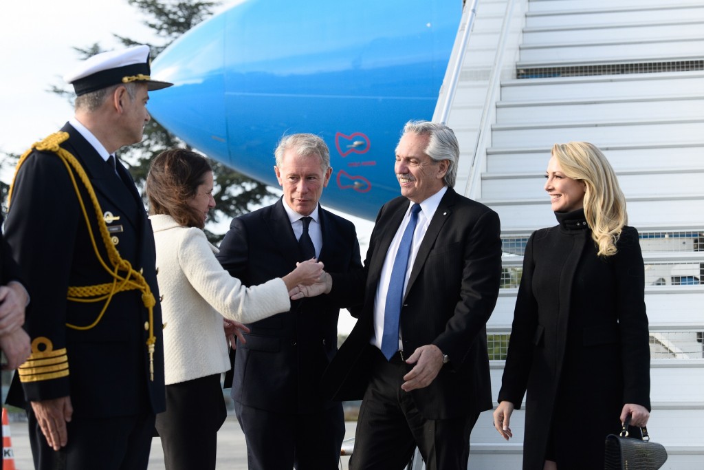 El Presidente llegó a Francia para participar del Foro de París sobre la Paz