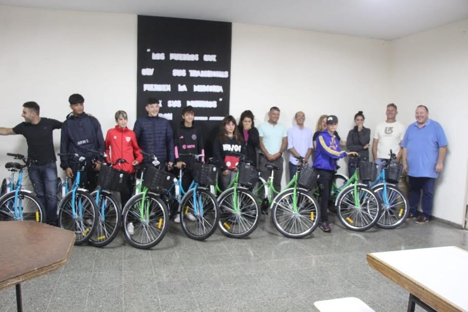 Bolívar: Pisano entregó bicicletas a estudiantes de E.E.E N°9 