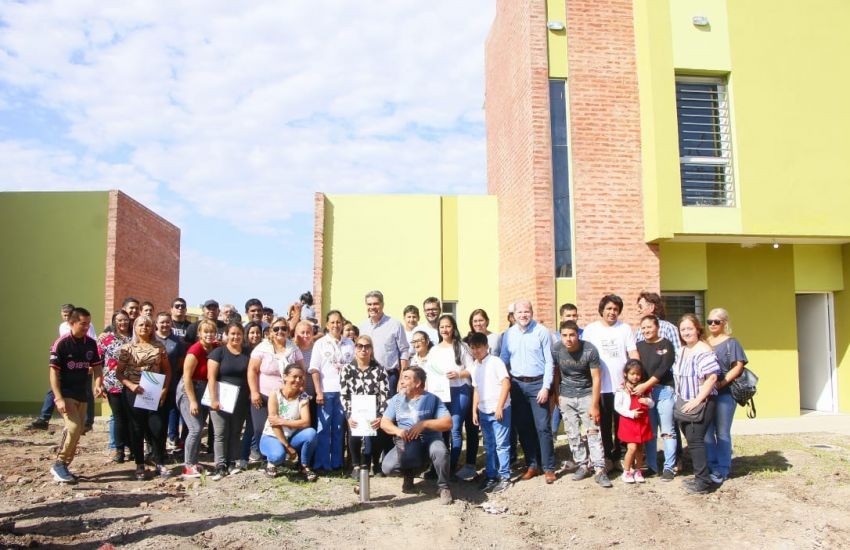 Chaco: Capitanich entregó 23 viviendas familiares en el barrio Carpincho Macho 