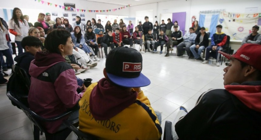 Quilmes: Mendoza encabezó una reunión con jóvenes del programa “Envión” en el CIC de Ezpeleta 