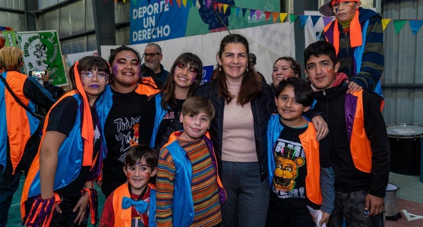 Moreno: Fernández entregó materiales de carnaval a 30 murgas locales 