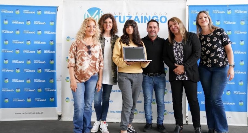 Ituzaigó: El Municipio entregó netbooks a estudiantes del distrito 