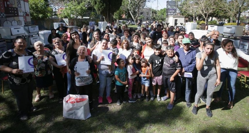 Quilmes: Mayra Mendoza entregó equipamiento para fortalecer 49 emprendimiento locales 