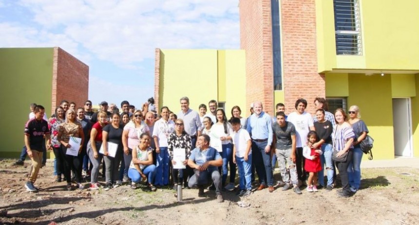 Chaco: Capitanich entregó 23 viviendas familiares en el barrio Carpincho Macho 
