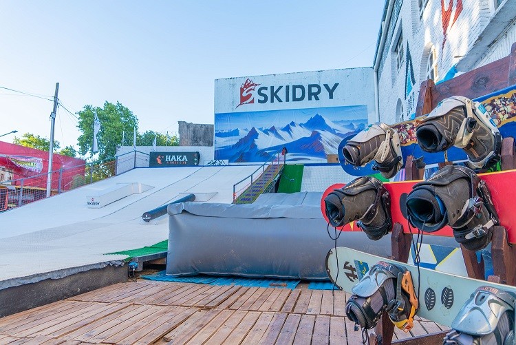 Campana: Abella acompañó la apertura de la primera pista de ski y snowboard en seco de la zona