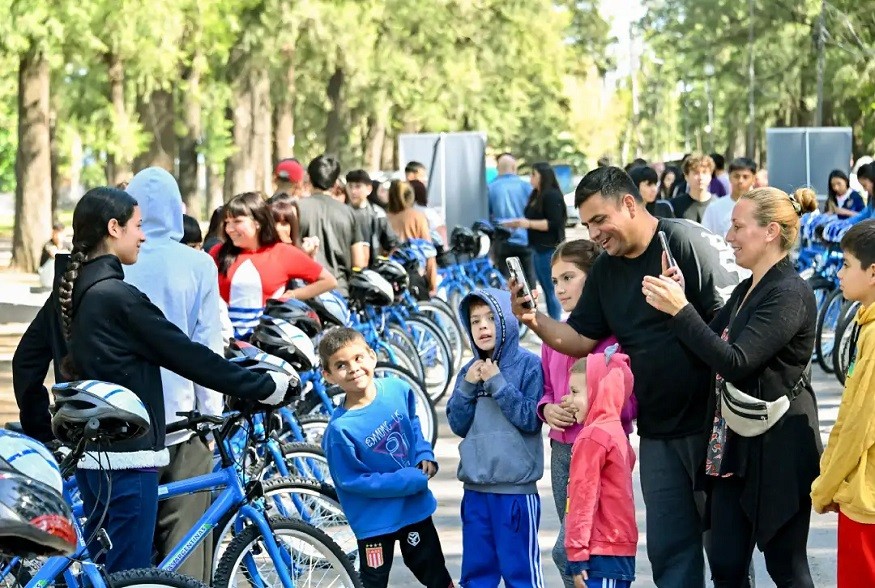 Malvinas Argentinas: Nardini entregó más bicicletas del programa “Escuelas sobre Ruedas”