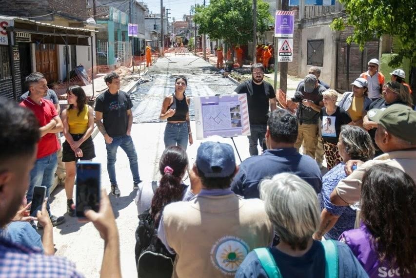 Quilmes: Mendoza recorrió la obra de pavimentación e instalación de luces led en el barrio Itatí