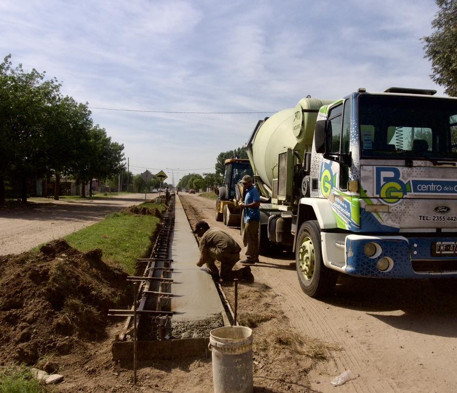 Lincoln: Avanza la construcción del cordón cuneta en el Acceso Juan Silvestre