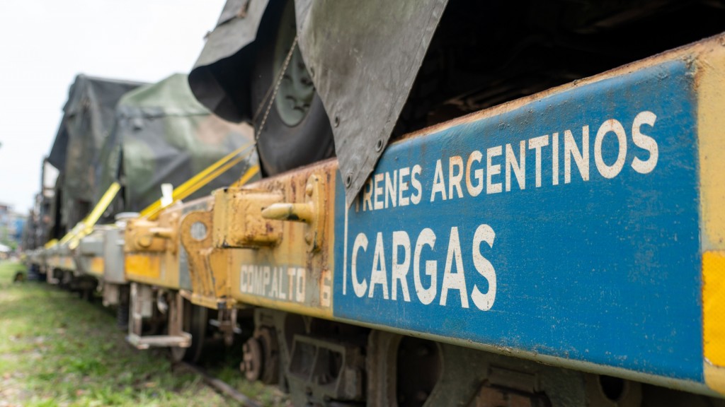 Trenes Argentinos Cargas potencia la logística de las Fuerzas Armadas con el traslado de vehículos militares a lo largo del país