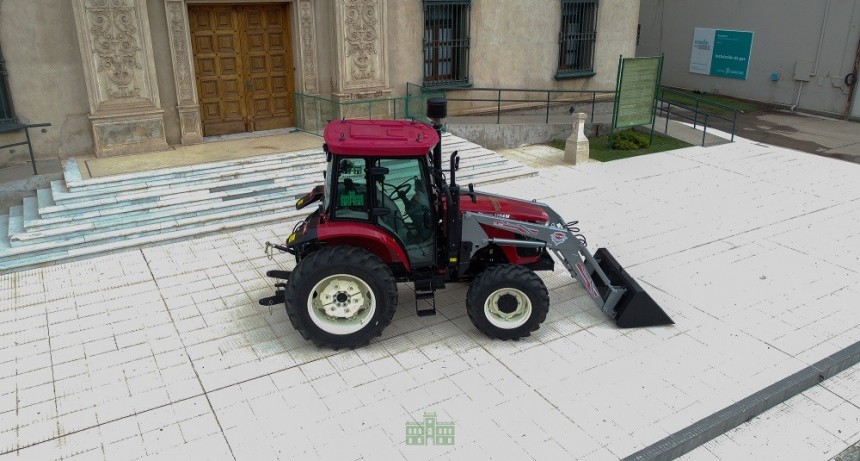 Rivadavia: El Municipio incorporó un nuevo tractor pala 0 km para servicios urbanos 