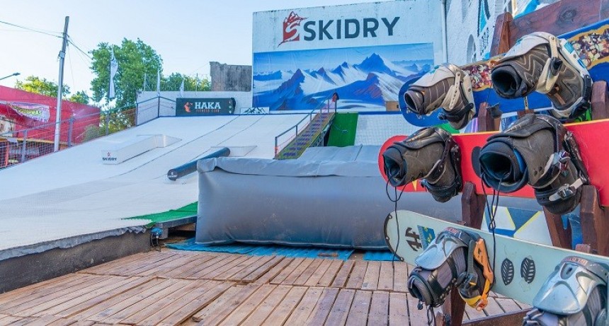 Campana: Abella acompañó la apertura de la primera pista de ski y snowboard en seco de la zona