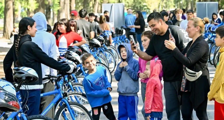 Malvinas Argentinas: Nardini entregó más bicicletas del programa “Escuelas sobre Ruedas”