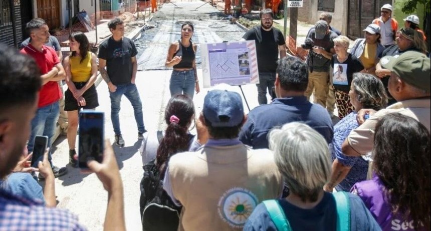 Quilmes: Mendoza recorrió la obra de pavimentación e instalación de luces led en el barrio Itatí