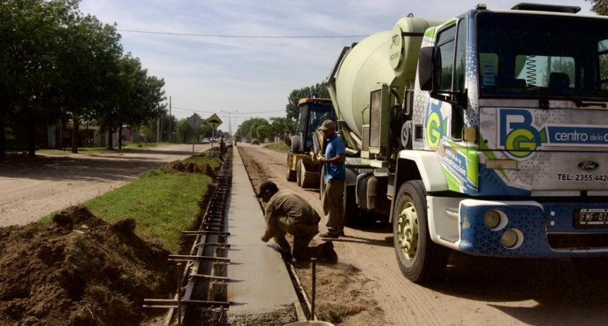 Lincoln: Avanza la construcción del cordón cuneta en el Acceso Juan Silvestre