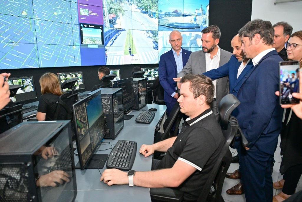 Sujarchuk y Kicillof recorrieron el Centro de Monitoreo ampliado y presentaron nuevos patrulleros en Escobar