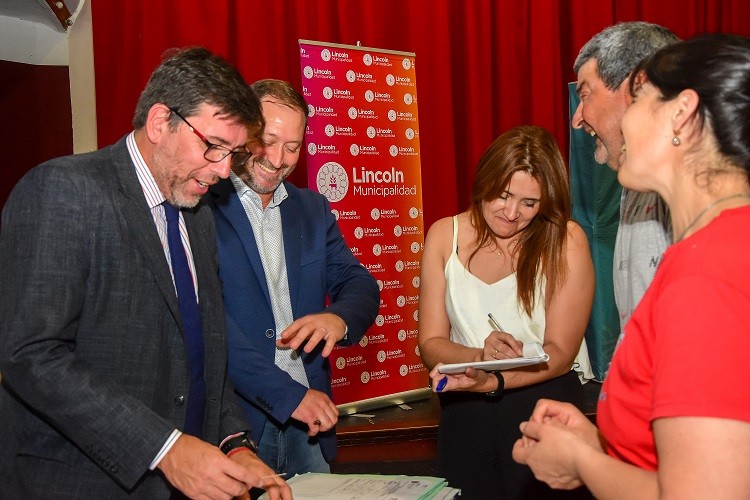 Lincoln: Serenal encabezó un nuevo acto de “toma de firmas” de escrituras