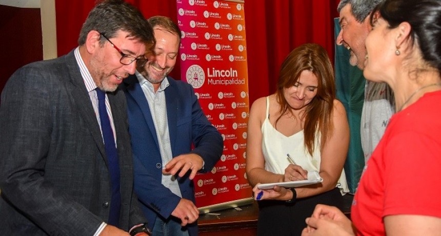 Lincoln: Serenal encabezó un nuevo acto de “toma de firmas” de escrituras