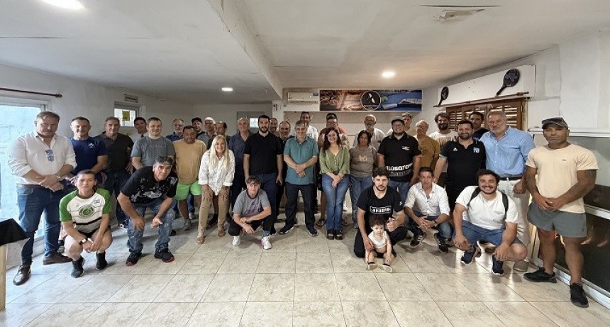 Chivilcoy: Britos entregó cheques a clubes del distrito